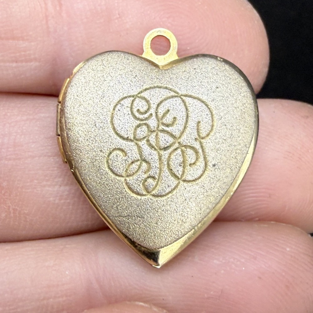 Vintage Estate Locket‎ Heart Gold Tone Monogram Engraved Photo Pendant